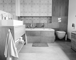 REALIZACJA | spokój pod miastem - Mała na poddaszu łazienka z oknem, styl skandynawski - zdjęcie od Studio Malina – Architekci & Projektanci wnętrz - Homebook