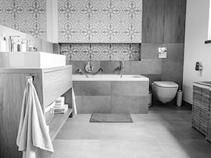 REALIZACJA | spokój pod miastem - Mała na poddaszu łazienka z oknem, styl skandynawski - zdjęcie od Studio Malina – Architekci & Projektanci wnętrz