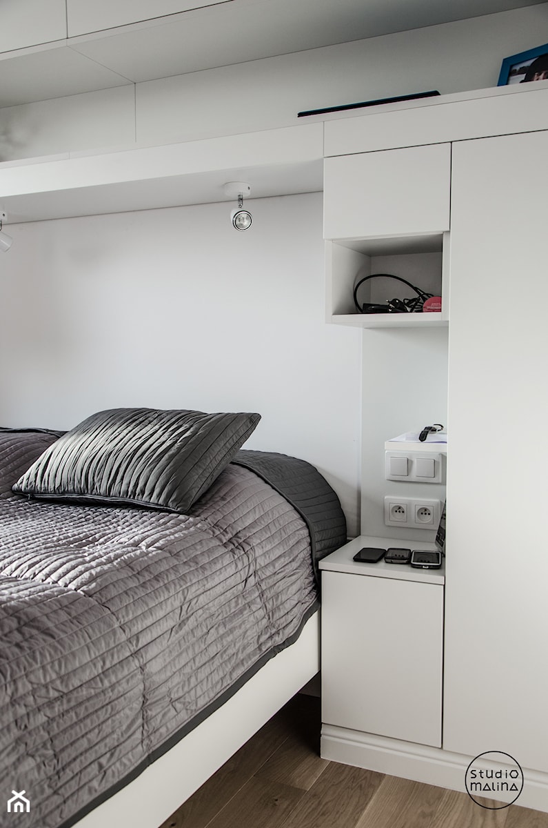 Realizacja | Skandynawskie mieszkanie dla pary z kotem - Średnia biała sypialnia, styl skandynawski - zdjęcie od Studio Malina – Architekci & Projektanci wnętrz