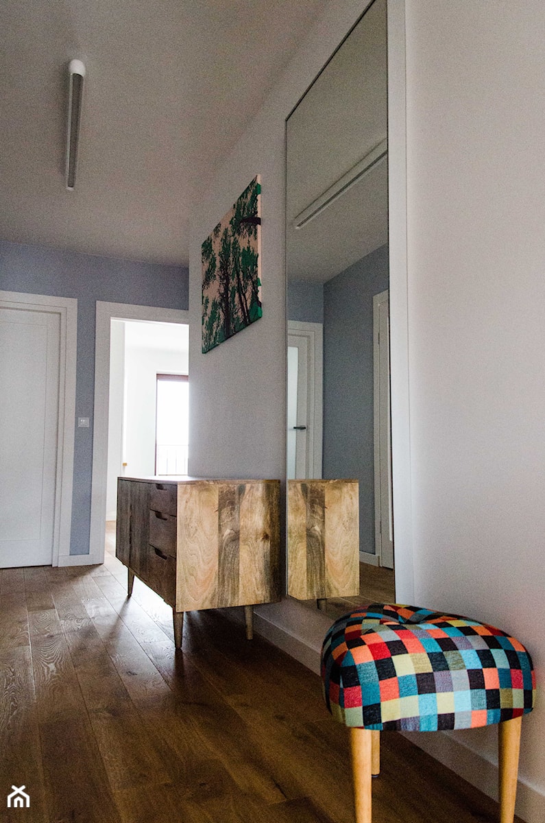 REALIZACJA | pomiędzy dwoma miastami – mieszkanie - Średni biały niebieski hol / przedpokój, styl skandynawski - zdjęcie od Studio Malina – Architekci & Projektanci wnętrz