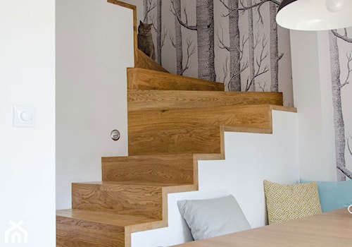 REALIZACJA | spokój pod miastem - Schody wachlarzowe drewniane betonowe, styl skandynawski - zdjęcie od Studio Malina – Architekci & Projektanci wnętrz
