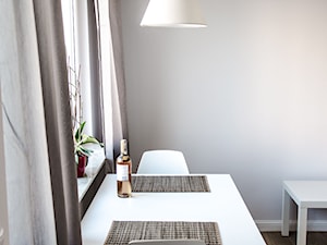 Realizacja | Skandynawskie mieszkanie dla pary z kotem - Średnia biała jadalnia w salonie, styl ska ... - zdjęcie od Studio Malina – Architekci & Projektanci wnętrz