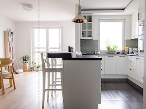 Realizacja | Nastrojowa kuchnia - Średnia otwarta szara z zabudowaną lodówką kuchnia w kształcie litery g, styl skandynawski - zdjęcie od Studio Malina – Architekci & Projektanci wnętrz