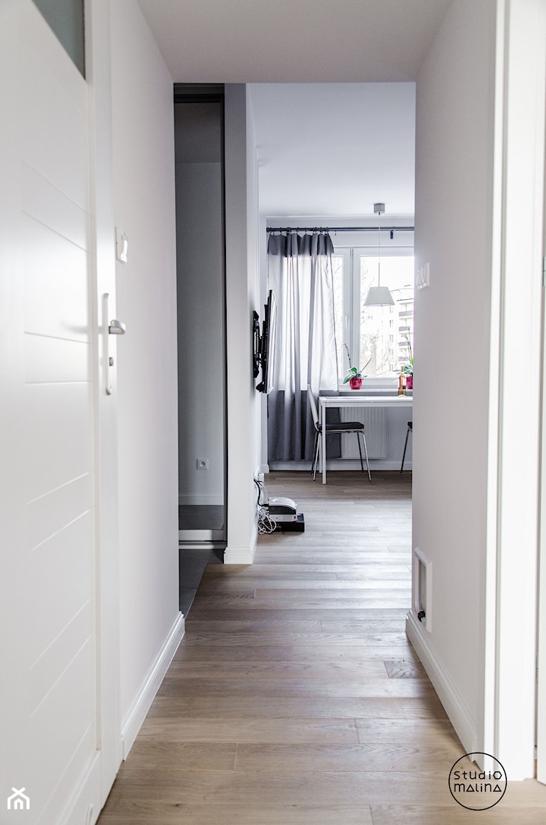 Realizacja | Skandynawskie mieszkanie dla pary z kotem - Mała biała jadalnia jako osobne pomieszczenie, styl skandynawski - zdjęcie od Studio Malina – Architekci & Projektanci wnętrz