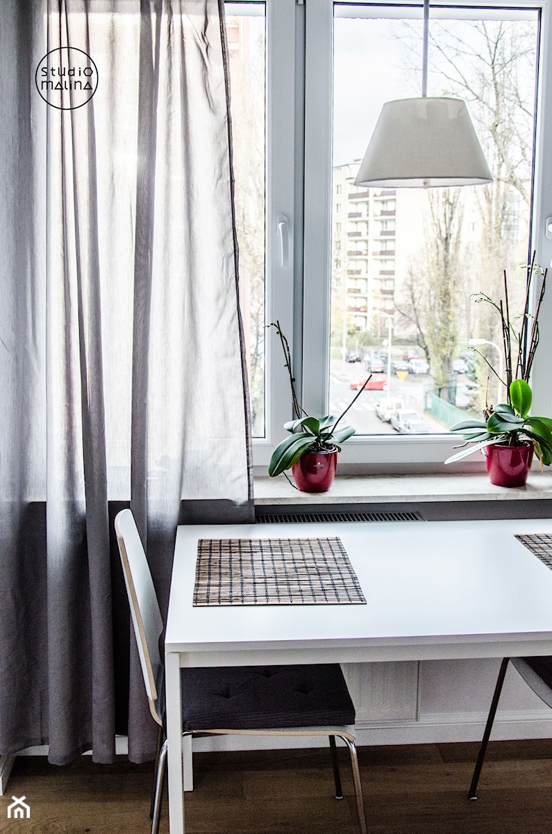 Realizacja | Skandynawskie mieszkanie dla pary z kotem - Mała biała jadalnia, styl skandynawski - zdjęcie od Studio Malina – Architekci & Projektanci wnętrz