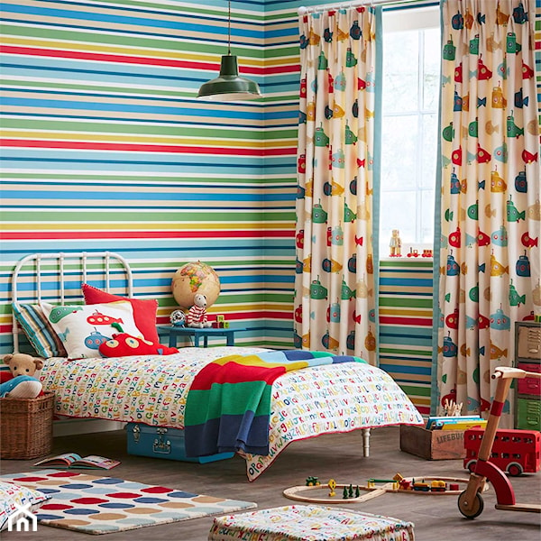 kolorowa tapeta w paski w pokoju dziecka