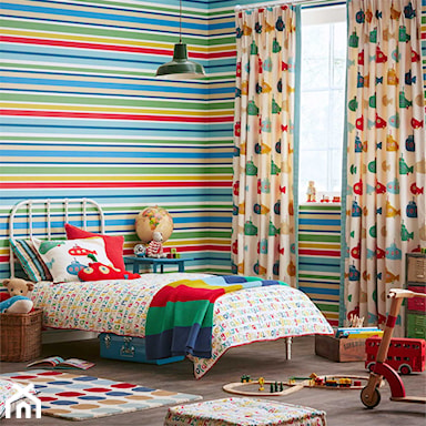 kolorowa tapeta w paski w pokoju dziecka