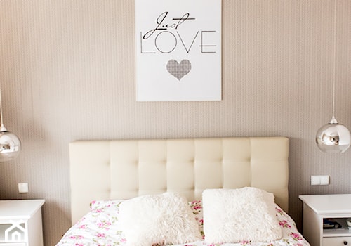 Kamienica Giżycko - Mała brązowa sypialnia, styl glamour - zdjęcie od betterthings