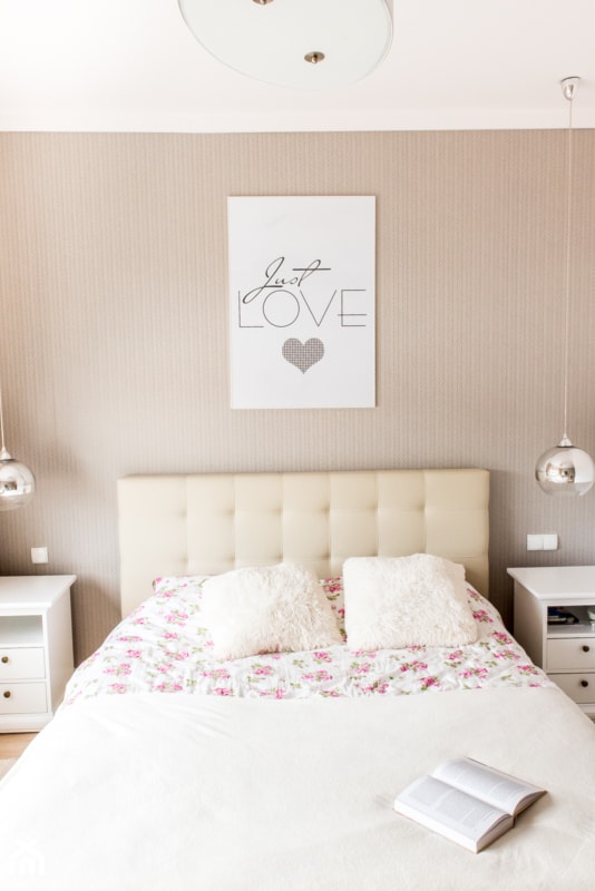 Kamienica Giżycko - Mała brązowa sypialnia, styl glamour - zdjęcie od betterthings