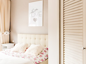 Kamienica Giżycko - Średnia beżowa sypialnia, styl glamour - zdjęcie od betterthings