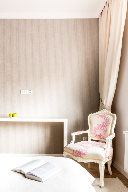Kamienica Giżycko - Średnia beżowa biała sypialnia - zdjęcie od betterthings