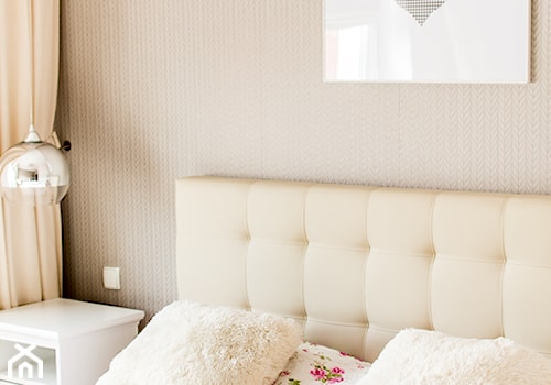 Kamienica Giżycko - Mała szara sypialnia, styl glamour - zdjęcie od betterthings