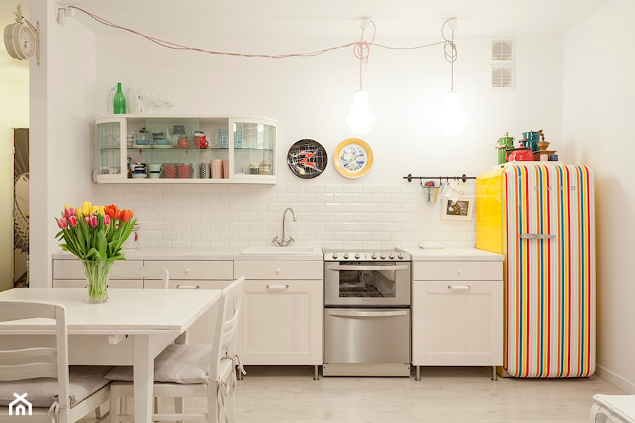 Mała średnia otwarta z salonem z lodówką wolnostojącą z nablatowym zlewozmywakiem kuchnia jednorzędowa, styl skandynawski - zdjęcie od michałek
