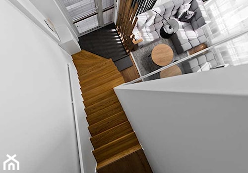 Wnętrza: Przytulny loft w skandynawskim stylu - Schody jednobiegowe zabiegowe drewniane - zdjęcie od Small world of design