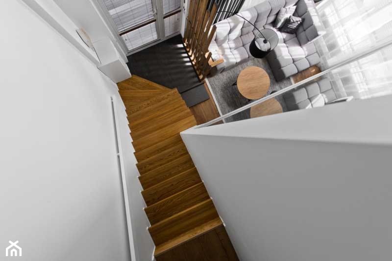 Wnętrza: Przytulny loft w skandynawskim stylu - Schody jednobiegowe zabiegowe drewniane - zdjęcie od Small world of design