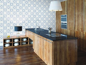 Inspiracje: Tapeta w kuchni - Duża otwarta z salonem z kamiennym blatem z zabudowaną lodówką kuchnia jednorzędowa z wyspą lub półwyspem, styl nowoczesny - zdjęcie od Small world of design