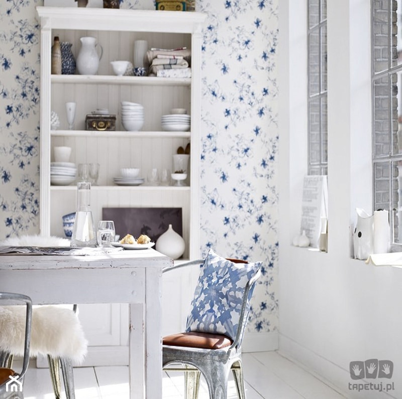 Inspiracje: Tapeta w kuchni - Mała biała jadalnia jako osobne pomieszczenie, styl vintage - zdjęcie od Small world of design - Homebook