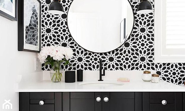 czarno biała łazienka z okrągłym lustrem 