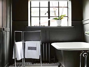 Inspiracje: Biało-czarna łazienka - Łazienka z oknem, styl tradycyjny - zdjęcie od Small world of design