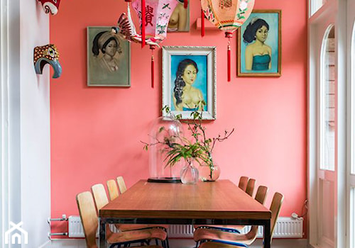 Kolor i deseń: Kolor miesiąca - koralowy - Średnia biała różowa jadalnia jako osobne pomieszczenie, styl vintage - zdjęcie od Small world of design