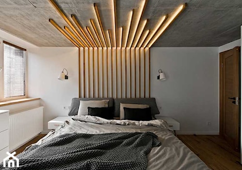 Wnętrza: Przytulny loft w skandynawskim stylu - Średnia biała szara sypialnia - zdjęcie od Small world of design