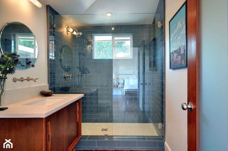 Styl we wnętrzu: Szklana ściana w łazience - Mała z punktowym oświetleniem łazienka z oknem, styl tradycyjny - zdjęcie od Small world of design - Homebook