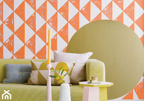 Kolor i deseń: Kolor miesiąca - koralowy - Mały biały pomarańczowy salon, styl vintage - zdjęcie od Small world of design