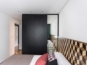 Wnętrza: Nowoczesne mieszkanie z pięknym parkietem i czarnymi ścianam - Sypialnia, styl nowoczesny - zdjęcie od Small world of design