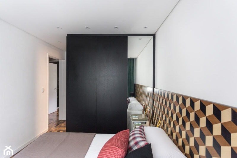 Wnętrza: Nowoczesne mieszkanie z pięknym parkietem i czarnymi ścianam - Sypialnia, styl nowoczesny - zdjęcie od Small world of design - Homebook