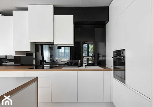 Wnętrza: Przytulny loft w skandynawskim stylu - Średnia czarna z zabudowaną lodówką z nablatowym zlewozmywakiem kuchnia w kształcie litery l z wyspą lub półwyspem - zdjęcie od Small world of design