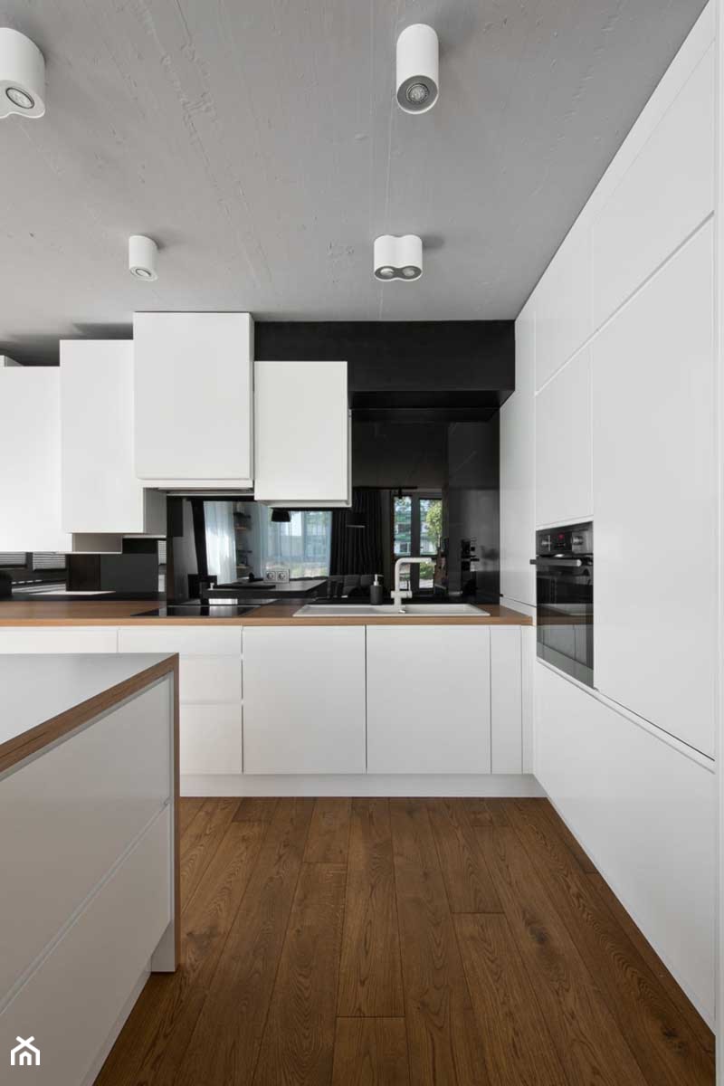 Wnętrza: Przytulny loft w skandynawskim stylu - Średnia czarna z zabudowaną lodówką z nablatowym zlewozmywakiem kuchnia w kształcie litery l z wyspą lub półwyspem - zdjęcie od Small world of design