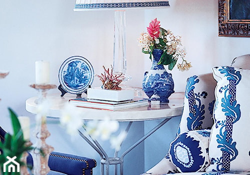 Kolor i deseń: Kolor miesiąca - niebieski - Mały biały salon, styl glamour - zdjęcie od Small world of design