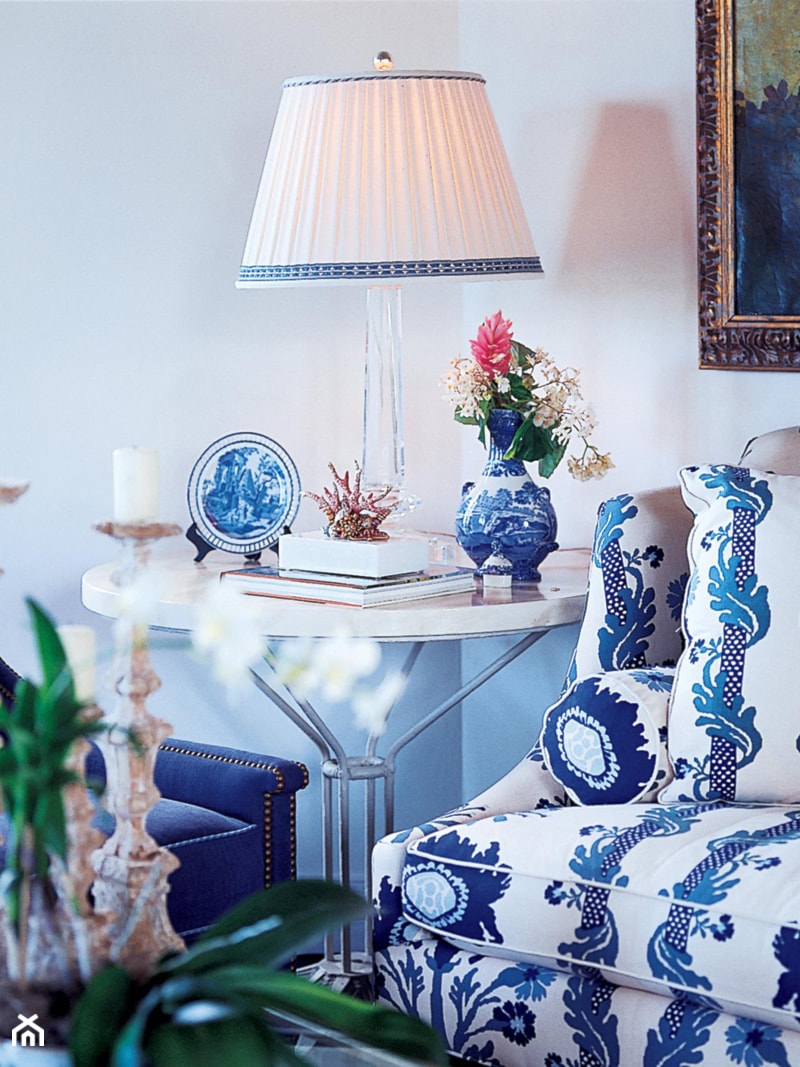 Kolor i deseń: Kolor miesiąca - niebieski - Mały biały salon, styl glamour - zdjęcie od Small world of design