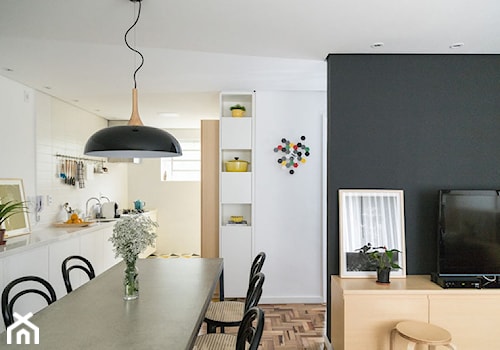 Wnętrza: Nowoczesne mieszkanie z pięknym parkietem i czarnymi ścianam - Średnia biała czarna jadalnia w salonie, styl nowoczesny - zdjęcie od Small world of design