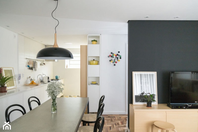 Wnętrza: Nowoczesne mieszkanie z pięknym parkietem i czarnymi ścianam - Średnia biała czarna jadalnia w salonie, styl nowoczesny - zdjęcie od Small world of design - Homebook