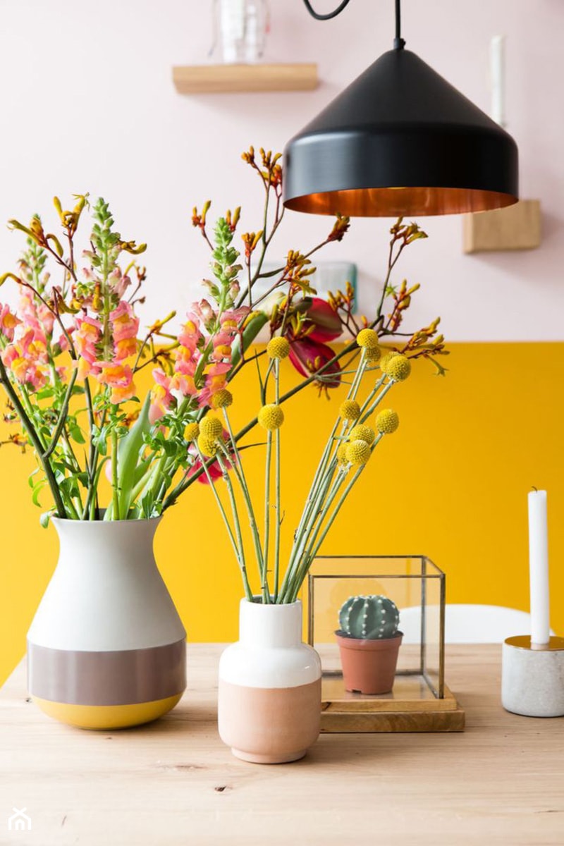 Kolor i deseń: Kolor miesiąca - intensywny żółty - Mała biała żółta jadalnia jako osobne pomieszczenie, styl skandynawski - zdjęcie od Small world of design