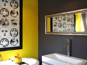 Kolor i deseń: Kolor miesiąca - intensywny żółty - Mała bez okna z lustrem łazienka, styl glamour - zdjęcie od Small world of design