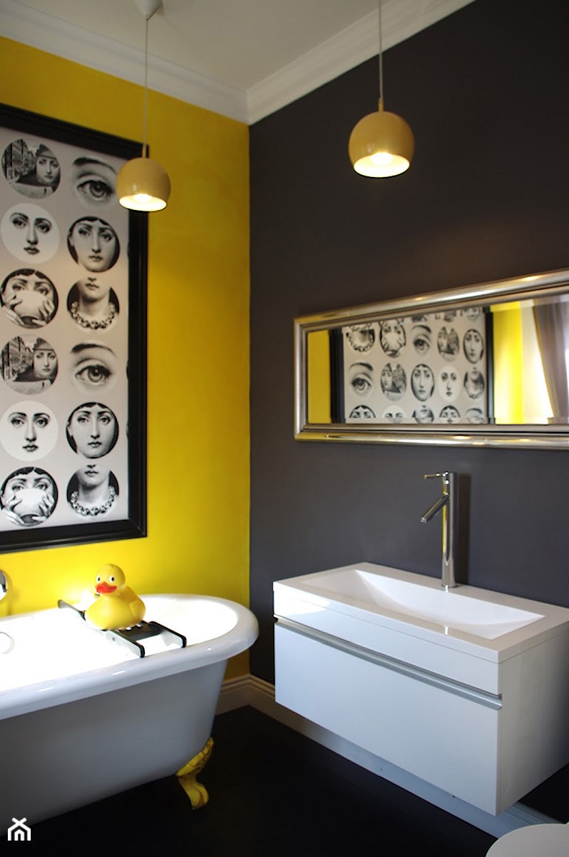 Kolor i deseń: Kolor miesiąca - intensywny żółty - Mała bez okna z lustrem łazienka, styl glamour - zdjęcie od Small world of design