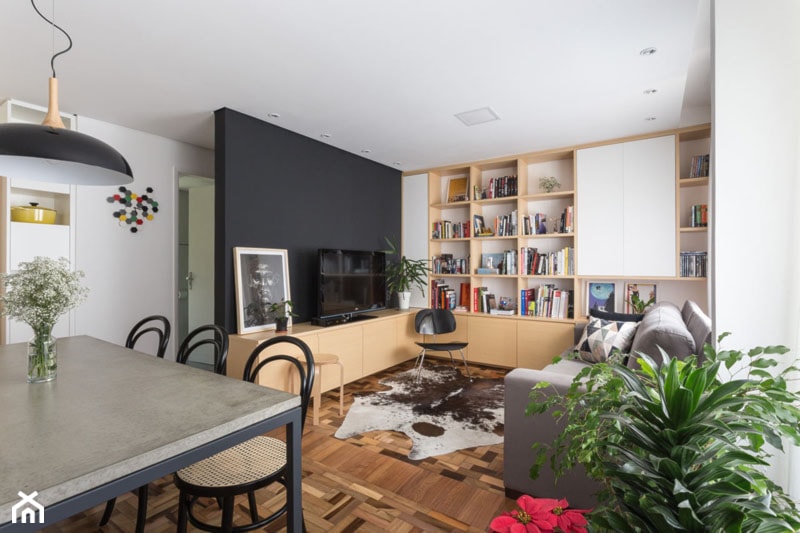 Wnętrza: Nowoczesne mieszkanie z pięknym parkietem i czarnymi ścianam - Salon, styl nowoczesny - zdjęcie od Small world of design