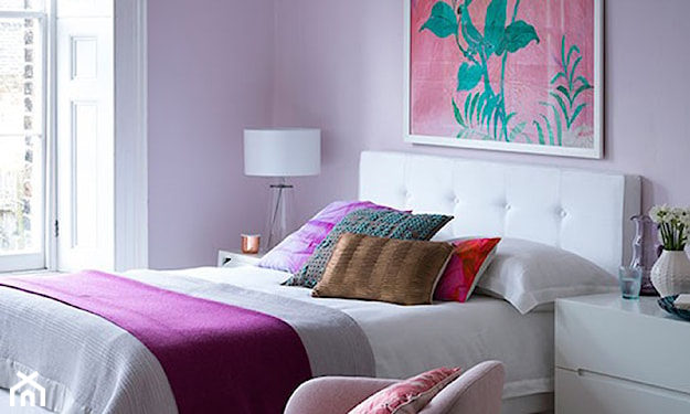 nastrojowa sypialnia z kolorem fioletowym w roli głównej