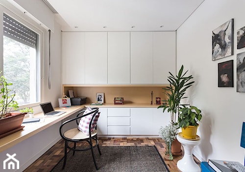 Wnętrza: Nowoczesne mieszkanie z pięknym parkietem i czarnymi ścianam - Średnie z zabudowanym biurkiem białe biuro, styl nowoczesny - zdjęcie od Small world of design