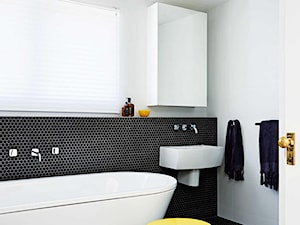 Inspiracje: Biało-czarna łazienka - Łazienka, styl nowoczesny - zdjęcie od Small world of design