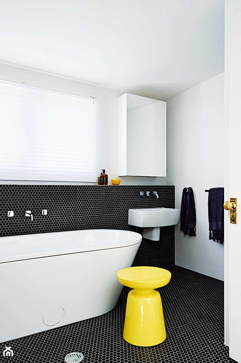 Inspiracje: Biało-czarna łazienka - Łazienka, styl nowoczesny - zdjęcie od Small world of design