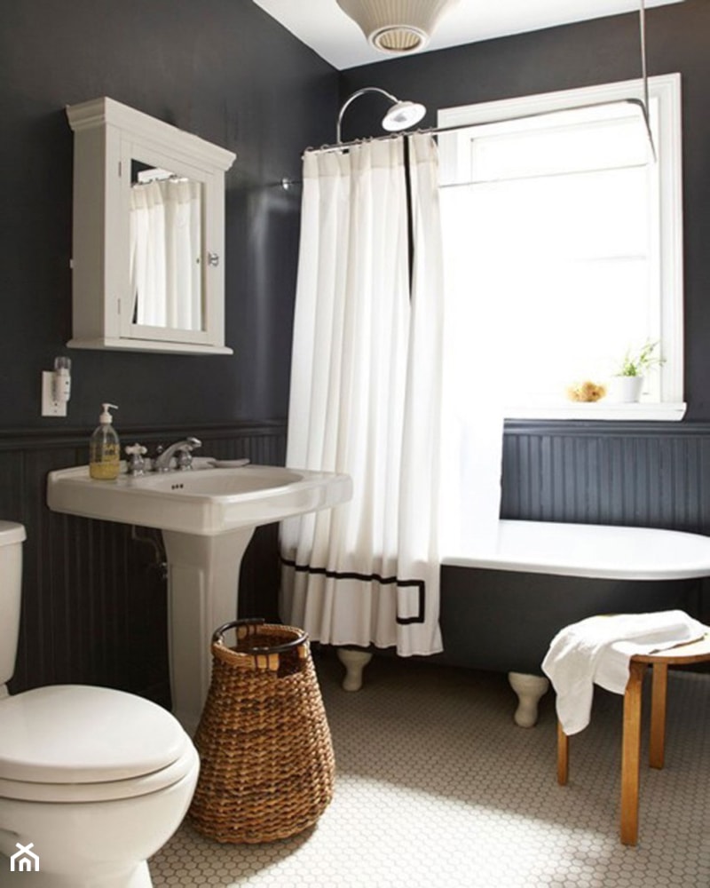 Inspiracje: Biało-czarna łazienka - Mała z lustrem łazienka z oknem, styl vintage - zdjęcie od Small world of design