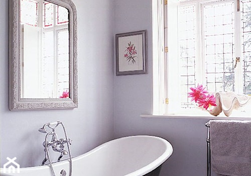 Kolor i deseń: Kolor miesiąca - lila - Mała łazienka z oknem, styl rustykalny - zdjęcie od Small world of design