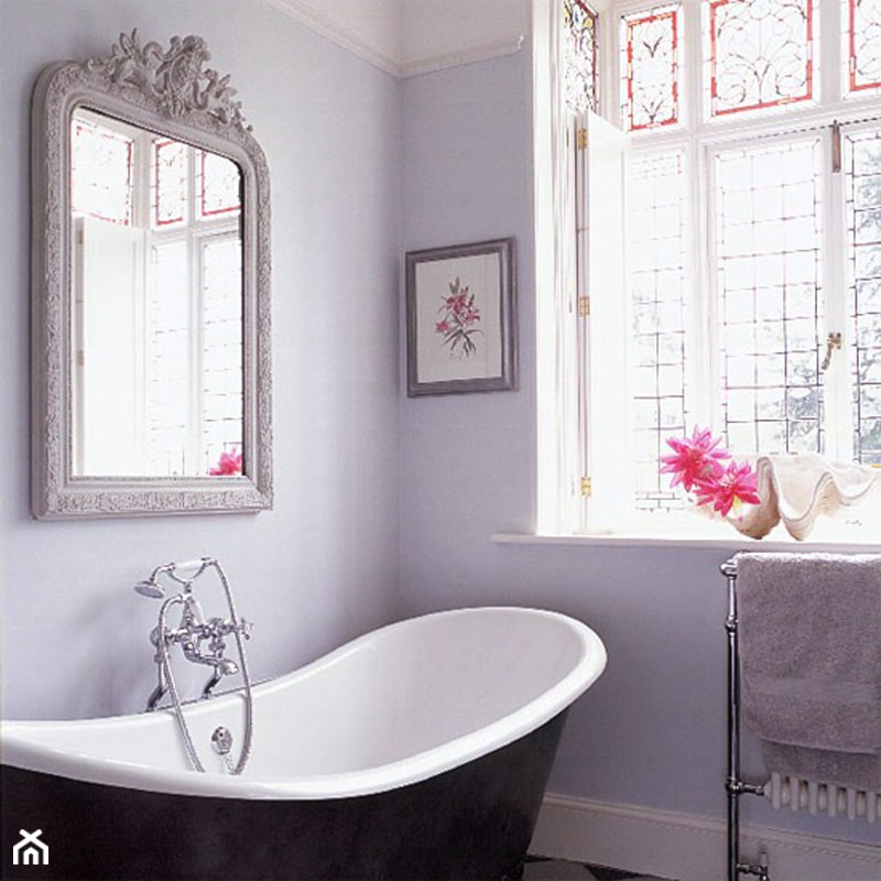 Kolor i deseń: Kolor miesiąca - lila - Mała łazienka z oknem, styl rustykalny - zdjęcie od Small world of design