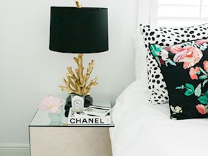 Inspiracje: Piwonie we wnętrzach - Mała biała sypialnia, styl glamour - zdjęcie od Small world of design