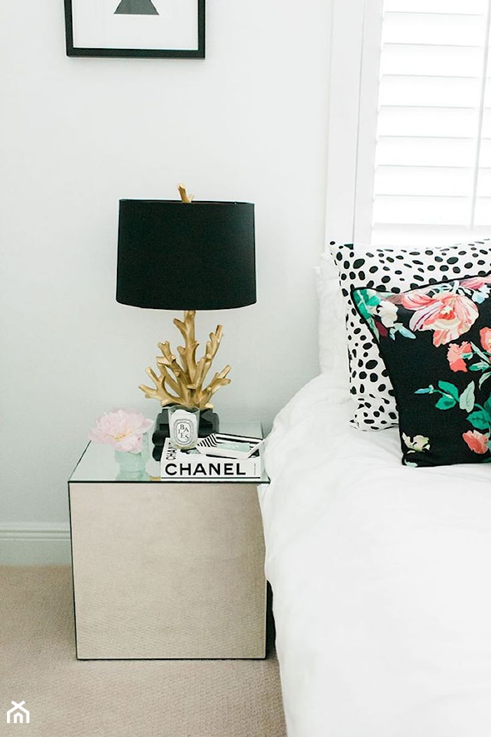 Inspiracje: Piwonie we wnętrzach - Mała biała sypialnia, styl glamour - zdjęcie od Small world of design - Homebook