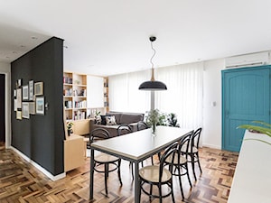 Wnętrza: Nowoczesne mieszkanie z pięknym parkietem i czarnymi ścianam - Duża biała czarna jadalnia w salonie, styl nowoczesny - zdjęcie od Small world of design
