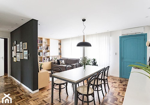 Wnętrza: Nowoczesne mieszkanie z pięknym parkietem i czarnymi ścianam - Duża biała czarna jadalnia w salonie, styl nowoczesny - zdjęcie od Small world of design